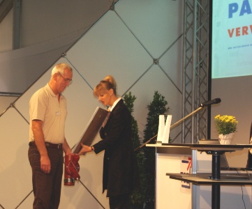 Erhalt des Innovationspreises Mainfranken 2007. Überreicht von Prof. Dr. Pia Beckmann.